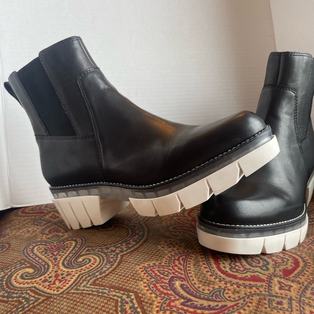 BERNARDO Sutton Chelsea Leather/Elastic Gore Platform Boot
US 8.5  Black Calf - Picture 15 of 15
